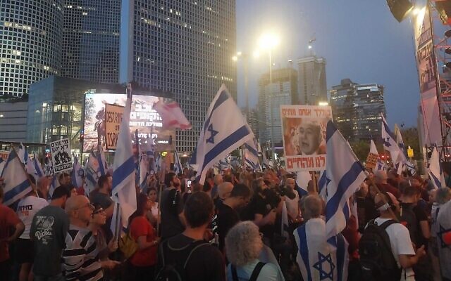 Des manifestants contre le gouvernement sur la Place de la Démocratie, à Tel Aviv, le 4 mai 2024. (Crédit : Iddo Schejter/Times of Israel) Des manifestants contre le gouvernement sur la Place de la Démocratie, à Tel Aviv, le 4 mai 2024. (Crédit : Iddo Schejter/Times of Israel)
