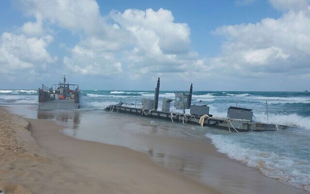 Un navire américain échoué sur la plage d'Ashdod, le 25 mai 2024. (Autorisation)