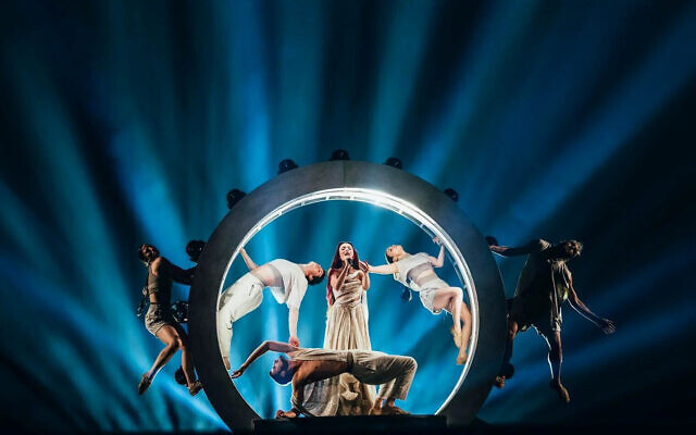 L'Israélienne Eden Golan (au centre) lors de la répétition de sa chanson "Hurricane" avant l'Eurovision, à Malmö, en Suède, le 30 avril 2024. (Crédit : Sarah Louise Bennett/EBU) L'Israélienne Eden Golan (au centre) lors de la répétition de sa chanson "Hurricane" avant l'Eurovision, à Malmö, en Suède, le 30 avril 2024. (Crédit : Sarah Louise Bennett/EBU)