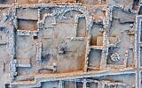 Chantier de fouilles de l'Autorité des antiquités d'Israël dans une église byzantine, au sud de Rahat. (Crédit : Emil Aladjem/IAA)