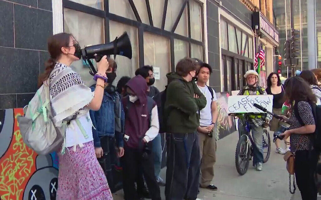 Les étudiants du lycée Prep Jones College à Chicago manifestent en faveur des Palestiniens de Gaza, le 1er mai 2024. (Capture d'écran/YouTube, WGN News) Les étudiants du lycée Prep Jones College à Chicago manifestent en faveur des Palestiniens de Gaza, le 1er mai 2024. (Capture d'écran/YouTube, WGN News)
