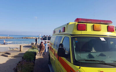 Les ambulances de Meridian Beach à Haïfa après la découverte du corps d'un homme flottant sur la mer, le 25 mai 2024. (Crédit :  Magen David Adom)