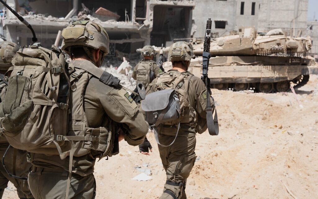 Les soldats de l’armée israélienne en opération dans le sud de Gaza, sur une photo publiée le 28 mai 2024. (Crédit : Armée israélienne)