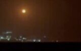 Illustration - Capture d'écran d'une vidéo montrant l'explosion d'un missile intercepteur contre un drone présumé venu d'Irak près d'Eilat, missile dont l'envoi a été revendiqué par le groupe Résistance islamique en Irak, le 28 mai 2024. (Capture d'écran : X, used in accordance with Clause 27a of the Copyright Law)