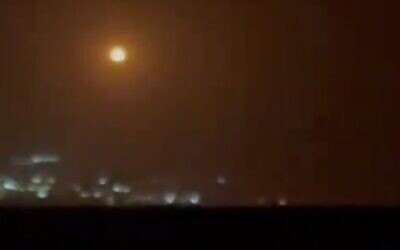 Illustration - Capture d'écran d'une vidéo montrant l'explosion d'un missile intercepteur contre un drone présumé venu d'Irak près d'Eilat, missile dont l'envoi a été revendiqué par le groupe Résistance islamique en Irak, le 28 mai 2024. (Capture d'écran : X, used in accordance with Clause 27a of the Copyright Law)