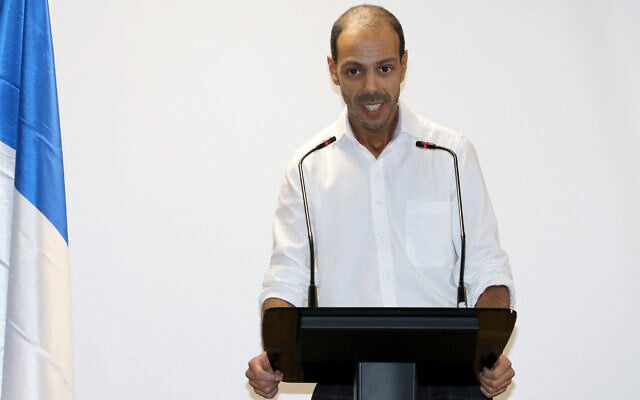 Le président et fondateur de l'Union des démocrates musulmans français (UDMF), Nagib Azergui, lors d’un discours pour les élections municipales de 2020 à Clichy-la-Garenne (Hauts-de-Seine), le 1er décembre 2019. (Crédit : JACQUES DEMARTHON / AFP) Le président et fondateur de l'Union des démocrates musulmans français (UDMF), Nagib Azergui, lors d’un discours pour les élections municipales de 2020 à Clichy-la-Garenne (Hauts-de-Seine), le 1er décembre 2019. (Crédit : JACQUES DEMARTHON / AFP)