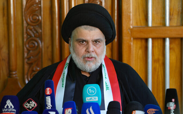 L'influent religieux irakien Moqtada Sadr donnant une conférence de presse depuis son domicile dans la ville sainte de Najaf, le 20 juillet 2023. (Crédit : Qassem al-Kaabi/AFP) L'influent religieux irakien Moqtada Sadr donnant une conférence de presse depuis son domicile dans la ville sainte de Najaf, le 20 juillet 2023. (Crédit : Qassem al-Kaabi/AFP)