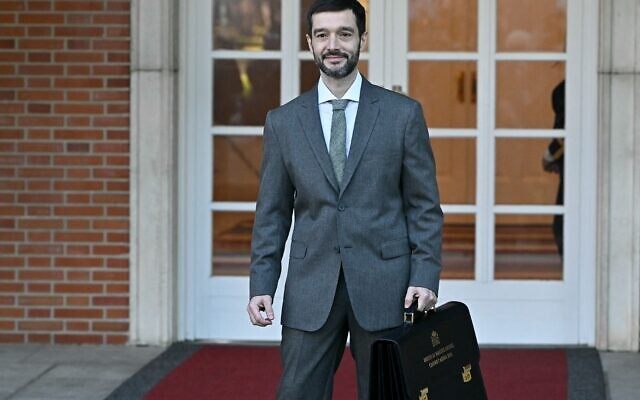 Le ministre espagnol des Droits sociaux, de la Consommation et de l'Agenda 2030, Pablo Bustinduy, au Palais de la Moncloa à Madrid, le 22 novembre 2023. (Crédit : JAVIER SORIANO / AFP) Le ministre espagnol des Droits sociaux, de la Consommation et de l'Agenda 2030, Pablo Bustinduy, au Palais de la Moncloa à Madrid, le 22 novembre 2023. (Crédit : JAVIER SORIANO / AFP)