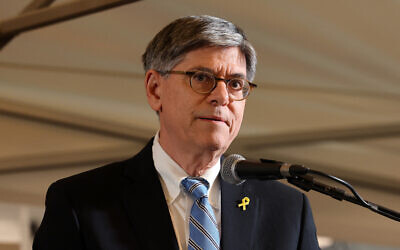 L'ambassadeur américain en Israël Jack Lew prononçant un discours lors d'un rassemblement appelant à la libération des otages du Hamas, à Tel Aviv, le 13 janvier 2024. (Crédit : Ahmad Gharabli /AFP)