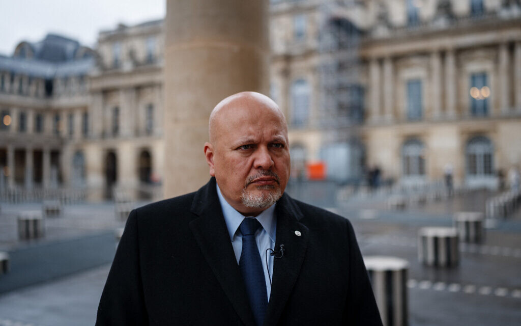 Le procureur général de la Cour pénale internationale, Karim Khan, lors d'une interview avec l'AFP, à la Cour d'honneur du Palais Royal, à Paris le 7 février 2024. (Crédit : Dimitar Dilkoff/AFP) Le procureur général de la Cour pénale internationale, Karim Khan, lors d'une interview avec l'AFP, à la Cour d'honneur du Palais Royal, à Paris le 7 février 2024. (Crédit : Dimitar Dilkoff/AFP)