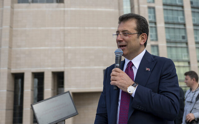 Le maire d'Istanbul, Ekrem Imamoglu, du Parti républicain du peuple (CHP), principal parti d'opposition de centre-gauche, recevant un mandat officiel pour cinq années supplémentaires, à Istanbul, le 3 avril 2024. (Crédit : Yasin Akgul/AFP)