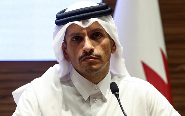 Le Premier ministre et ministre des Affaires étrangères du Qatar, Sheikh Mohammed bin Abdulrahman al-Thani, donne une conférence de presse avec son homologue turc à Doha le 17 avril 2024 (Karim Jaafar/AFP)