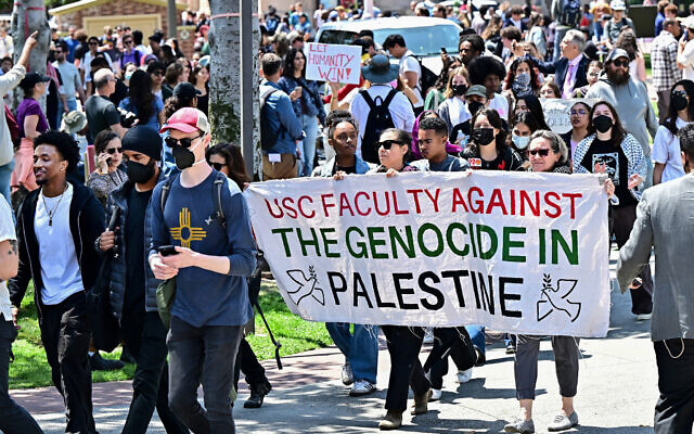 Des professeurs rejoignant des manifestants anti-Israël, à l'Université de Californie du Sud, à Los Angeles, le 24 avril 2024. (Crédit :  Frederic J. Brown/AFP)