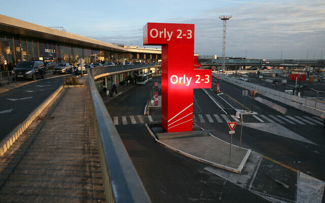 Cette photographie prise le 25 avril 2024 montre l'extérieur de l'aéroport d'Orly. (Crédit : Thomas Samson/AFP)
