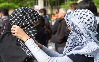 Des militants anti-Israël portant des keffiehs alors que des étudiants et des professeurs de l'Université Drexel et de l'Université de Pennsylvanie érigent une enceinte pour protester contre Israël dans le cadre de la guerre avec le Hamas à Gaza, sur le campus de UPenn, à Philadelphie, en Pennsylvanie, le 25 avril 2024. (Crédit : Matthew Hatcher/AFP) Des militants anti-Israël portant des keffiehs alors que des étudiants et des professeurs de l'Université Drexel et de l'Université de Pennsylvanie érigent une enceinte pour protester contre Israël dans le cadre de la guerre avec le Hamas à Gaza, sur le campus de UPenn, à Philadelphie, en Pennsylvanie, le 25 avril 2024. (Crédit : Matthew Hatcher/AFP)