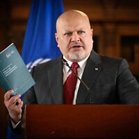 Le procureur de la Cour pénale internationale (CPI) Karim Khan s'exprimant lors d'une conférence de presse, au Palais San Carlos, à Bogota, le 25 avril 2024. (Crédit : Luis Acosta/AFP)