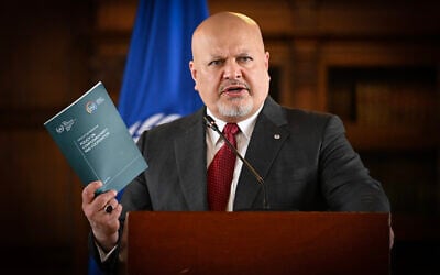 Le procureur de la Cour pénale internationale (CPI) Karim Khan s'exprimant lors d'une conférence de presse, au Palais San Carlos, à Bogota, le 25 avril 2024. (Crédit : Luis Acosta/AFP)