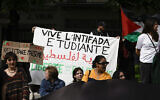 Des étudiants criant des slogans et affichant une banderole "Vive l'intifada étudiante" alors qu'ils participent à un rassemblement anti-Israël, à la Sorbonne, à Paris, le 29 avril 2024. (Crédit : Geoffroy Van Der Hasselt/AFP)