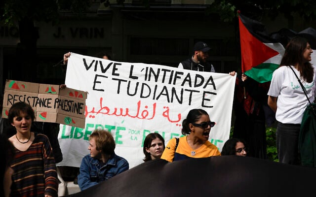 Des étudiants criant des slogans et affichant une banderole "Vive l'intifada étudiante" alors qu'ils participent à un rassemblement de soutien aux Palestiniens, à la Sorbonne, à Paris, le 29 avril 2024. (Crédit : Geoffroy Van Der Hasselt/AFP) Des étudiants criant des slogans et affichant une banderole "Vive l'intifada étudiante" alors qu'ils participent à un rassemblement de soutien aux Palestiniens, à la Sorbonne, à Paris, le 29 avril 2024. (Crédit : Geoffroy Van Der Hasselt/AFP)