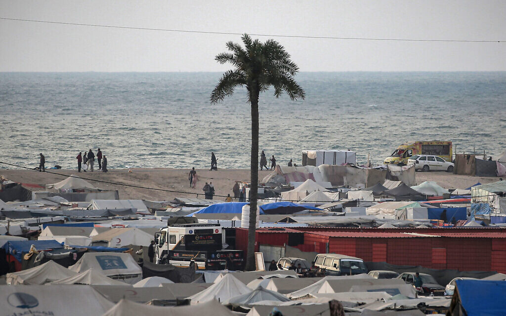 Une vue des tentes dans un camp abritant des Palestiniens déplacés, à Rafah, dans le sud de la bande de Gaza, le 30 avril 2024. (Crédit : AFP)