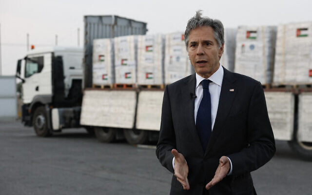 Le secrétaire d'État américain Antony Blinken s'adressant à la presse devant un camion transportant de l'aide humanitaire destinée à Gaza, à l'Organisation caritative hachémite jordanienne, à Amman, le 30 avril 2024. (Crédit : Evelyn Hockstein/AFP) Le secrétaire d'État américain Antony Blinken s'adressant à la presse devant un camion transportant de l'aide humanitaire destinée à Gaza, à l'Organisation caritative hachémite jordanienne, à Amman, le 30 avril 2024. (Crédit : Evelyn Hockstein/AFP)