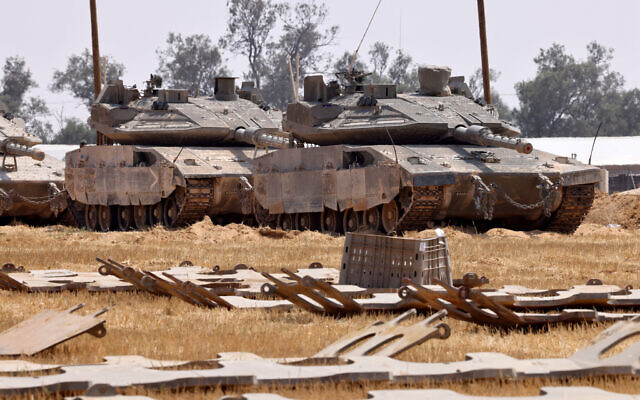Des troupes israéliennes près de la frontière avec la bande de Gaza, dans le sud d'Israël, le 1er mai 2024. (Crédit : Jack Guez/AFP) Des troupes israéliennes près de la frontière avec la bande de Gaza, dans le sud d'Israël, le 1er mai 2024. (Crédit : Jack Guez/AFP)