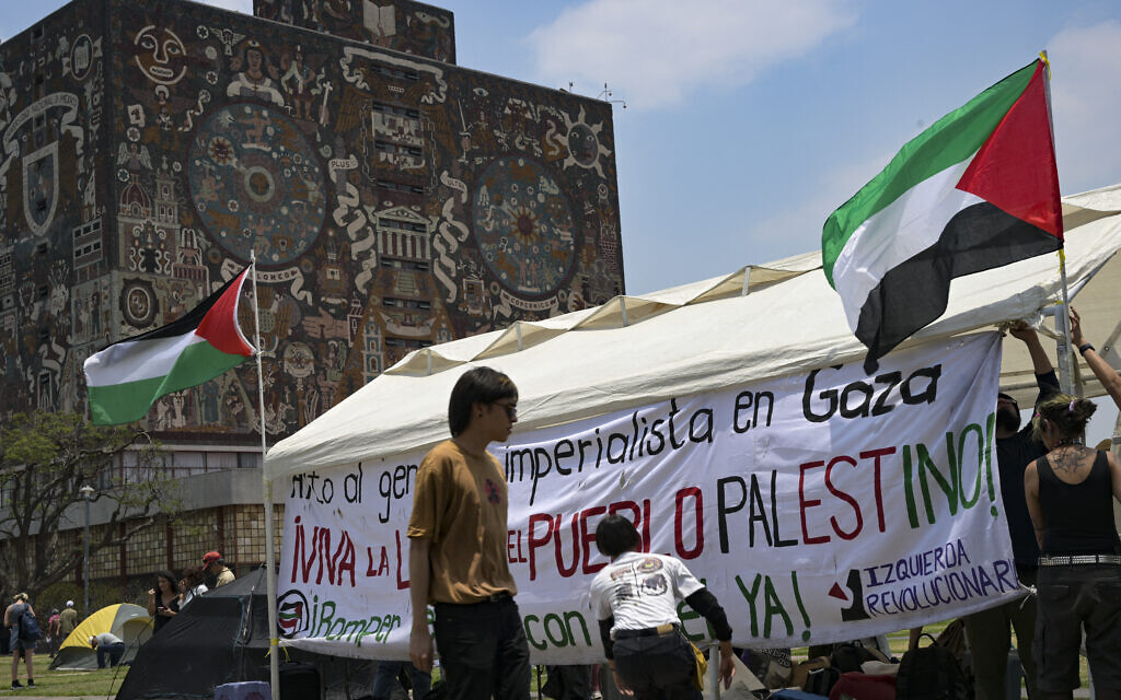 Des militants de l'Assemblée interuniversitaire et populaire de solidarité avec le peuple de Palestine dressent des tentes devant le bâtiment du presbytère de l'Université autonome du Mexique (UNAM) dans le cadre d'un camp visant à protester contre les attaques d'Israël sur la bande de Gaza et à exiger des autorités la rupture des relations académiques, politiques et économiques entre le Mexique et Israël, à Mexico City, le 2 mai 2024. (Photo par Yuri CORTEZ / AFP)