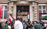 Des étudiants bloquant l'entrée de l'Ecole supérieure de journalisme (ESJ) lors d'une manifestation de solidarité pro-palestinienne, à Lille, dans le nord de la France, le 2 mai 2024. (Crédit : Sameer al-Doumy/AFP)