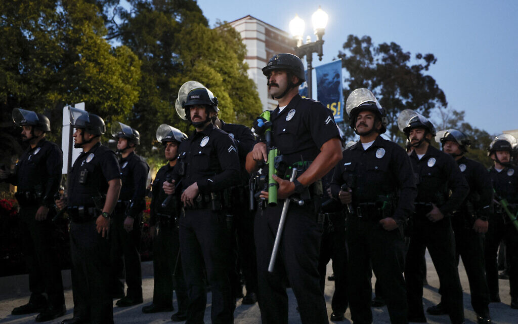  Des policiers se mettant en position alors que des étudiants et des activistes pro-palestiniens et anti-Israël manifestent sur le campus de l'Université de Californie (UCLA), à Los Angeles, Californie, le 1er mai 2024. (Credit : Etienne Laurent/AFP)