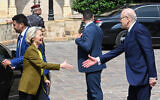 Le Premier ministre libanais Najib Mikati accueillant la présidente de la Commission européenne Ursula von der Leyen au siège du gouvernement du Grand Sérail, à Beyrouth, le 2 mai 2024. (Crédit : Joseph Eid/AFP)