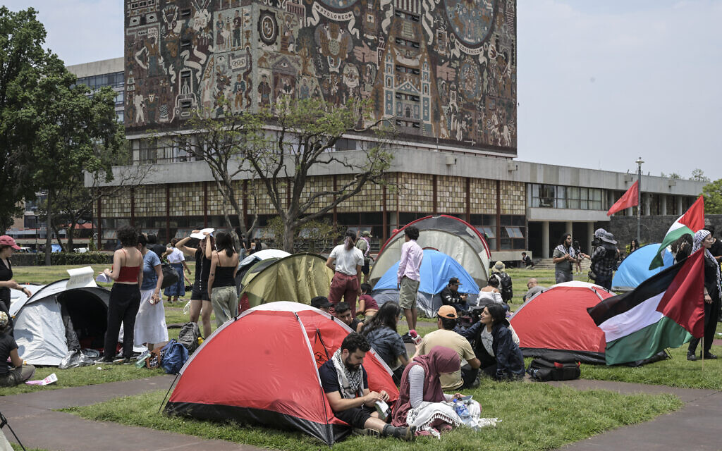 Des militants de l'Assemblée interuniversitaire et populaire de solidarité avec le peuple de Palestine dressent des tentes devant le bâtiment du presbytère de l'Université autonome du Mexique (UNAM) dans le cadre d'un camp visant à protester contre les attaques d'Israël sur la bande de Gaza et à exiger des autorités la rupture des relations académiques, politiques et économiques entre le Mexique et Israël, à Mexico City, le 2 mai 2024. (Photo par Yuri CORTEZ / AFP)