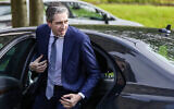Le Premier ministre irlandais Simon Harris arrive au château de Stormont, à Belfast, le 3 mai 2024. (PAUL FAITH / AFP)