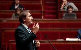 Le député socialiste français Jérôme Guedj s'adressant à l'Assemblée nationale, chambre basse du Parlement français, lors d'une session sur le budget de la sécurité sociale française pour 2023, à Paris, le 21 novembre 2022. (Crédit : Geoffroy Van Der Hasselt/AFP)