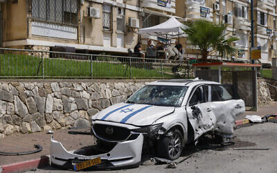Une voiture endommagée après un tir de roquette depuis le sud du Liban vers Kiryat Shmona près de la frontière libanaise, le 5 mai 2024. (Crédit : Jalaa MAREY / AFP)