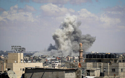 Des volutes de fumée après un bombardement à l'est de Rafah, dans le sud de la bande de Gaza, le 6 mai 2024. (Crédit : AFP)