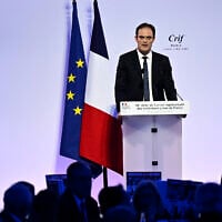 Le président du Conseil représentatif des institutions juives de France, Yonathan Arfi, lors de son discours prononcé à l'occasion du dîner annuel du CRIF au carrousel du Louvre, à Paris, le 6 mai 2024. (Crédit : Julien De Rosa/AFP)