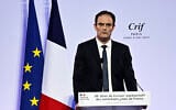 Le président du Crif Yonathan Arfi prononce un discours lors du dîner annuel du Conseil représentatif des institutions juives de France (CRIF) au Carrousel du Louvre à Paris, le 6 mai 2024. (Crédit : JULIEN DE ROSA / AFP)