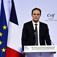 Le président du Crif Yonathan Arfi prononce un discours lors du dîner annuel du Conseil représentatif des institutions juives de France (CRIF) au Carrousel du Louvre à Paris, le 6 mai 2024. (Crédit : JULIEN DE ROSA / AFP)