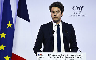 Le Premier ministre français pendant un discours prononcé lors du dîner annuel du Conseil représentatif des Institutions juives de France (CRIF) au Carrousel du Louvre, à Paris, le 6 mai 2024. (Crédit : Julien De Rosa/AFP)