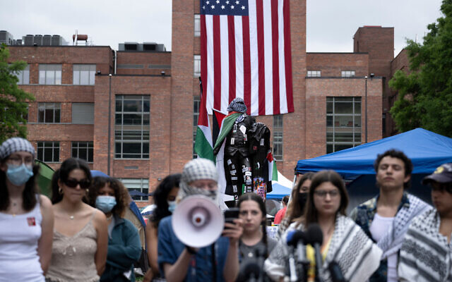 Des manifestants s'adressant à la presse alors qu'ils se rassemblent dans un campement anti-Israël pour apporter leur soutien lors d'un rassemblement à l'Université George Washington, à Washington, le 6 mai 2024. (Crédit : Brendan Smialowski/AFP)