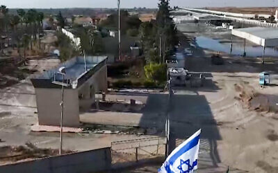 Image d'une séquence diffusée par l'armée israélienne montrant les chars de l'unité de combat de la 401e Brigade entrant du côté palestinien du poste-frontière de Rafah, qui sépare Gaza et l'Égypte, dans le sud de la bande de Gaza, le 7 mai 2024. (Crédit :  Fayez Nureldine / Israeli Army / AFP)