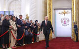 Le président élu russe Vladimir Poutine marche avant sa cérémonie d'investiture au Kremlin à Moscou, le 7 mai 2024. (Crédit : Sergei ILNITSKY / POOL / AFP)