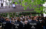 Des militants anti-Israël faisant face aux forces de police sur le campus de Freie Universität Berlin, en Allemagne, le 7 mai 2024. (Crédit : Tobias Schwarz/AFP)