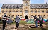 Des militants anti-Israël installent un camp sur le campus de l'Université d'Oxford, dans l'est de l'Angleterre, le 7 mai 2024. (Crédit : Adrian DENNIS / AFP)
