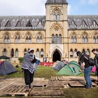 Des militants anti-Israël installent un camp sur le campus de l'Université d'Oxford, dans l'est de l'Angleterre, le 7 mai 2024. (Crédit : Adrian DENNIS / AFP)
