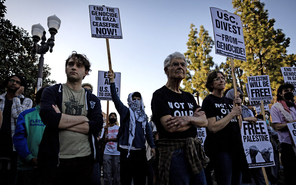 Des manifestants anti-Israël protestant lors d'un rassemblement à l'Université de Californie du Sud (USC), à Los Angeles, en Californie, le 7 mai 2024. (Crédit : Etienne Laurent/AFP)