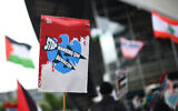Des activistes de groupes climatiques et de solidarité avec la Palestine manifestent devant le SEC Armadillo, lieu de l'assemblée générale annuelle (AGA) de Barclays, à Glasgow, le 9 mai 2024. (Crédit : Andy Buchanan/AFP)