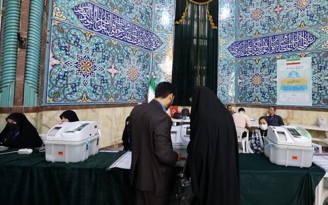 Des Iraniens votant dans un bureau de vote à Téhéran lors du second tour des élections législatives, le 10 mai 2024. (Crédit : Atta Kenare/AFP) Des Iraniens votant dans un bureau de vote à Téhéran lors du second tour des élections législatives, le 10 mai 2024. (Crédit : Atta Kenare/AFP)