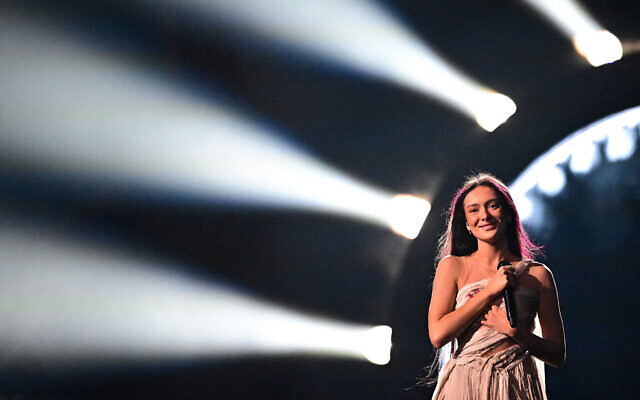 La concurrente israélienne à l'Eurovision Eden Golan répète sa chanson "Hurricane" à la veille de la finale de la 68e édition du concours à Malmo, en Suède, le 10 mai 2024. (Crédit : Tobias SCHWARZ / AFP) La concurrente israélienne à l'Eurovision Eden Golan répète sa chanson "Hurricane" à la veille de la finale de la 68e édition du concours à Malmo, en Suède, le 10 mai 2024. (Crédit : Tobias SCHWARZ / AFP)