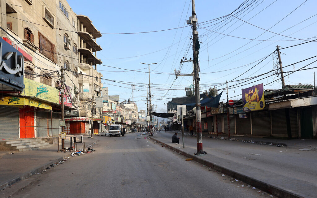 Un homme est assis dans une rue presque déserte à Rafah, dans le sud de la bande de Gaza, le 10 mai 2024. (Crédit : AFP)